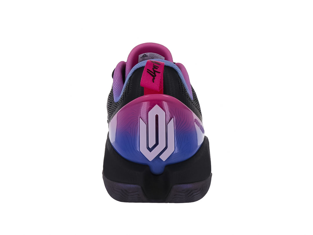 Tenis de baloncesto negro con detalles rosa y suela en degradado azul y púrpura.
