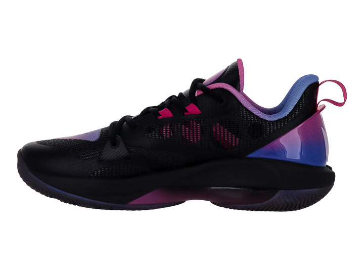 Tenis de baloncesto negro con detalles rosa y suela en degradado azul y púrpura.