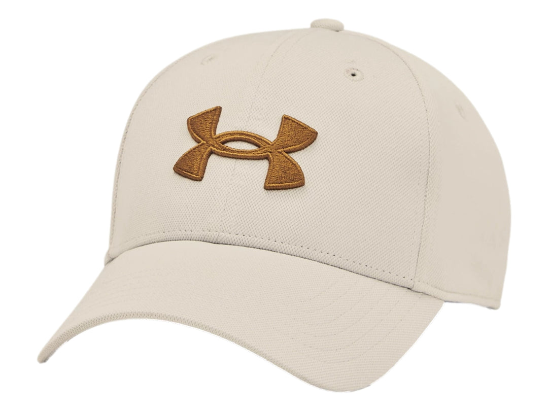 Gorra deportiva Under Armour de color blanco con logotipo bordado en tono café en la parte frontal.