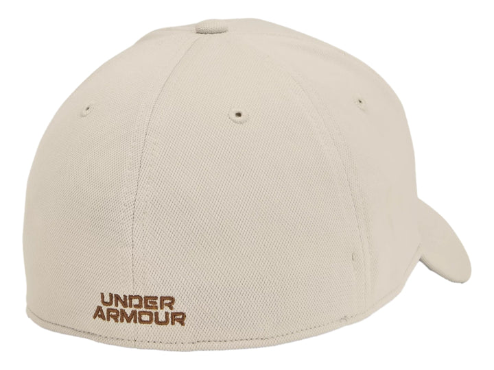 Gorra deportiva Under Armour de color blanco con logotipo bordado en tono café en la parte frontal.