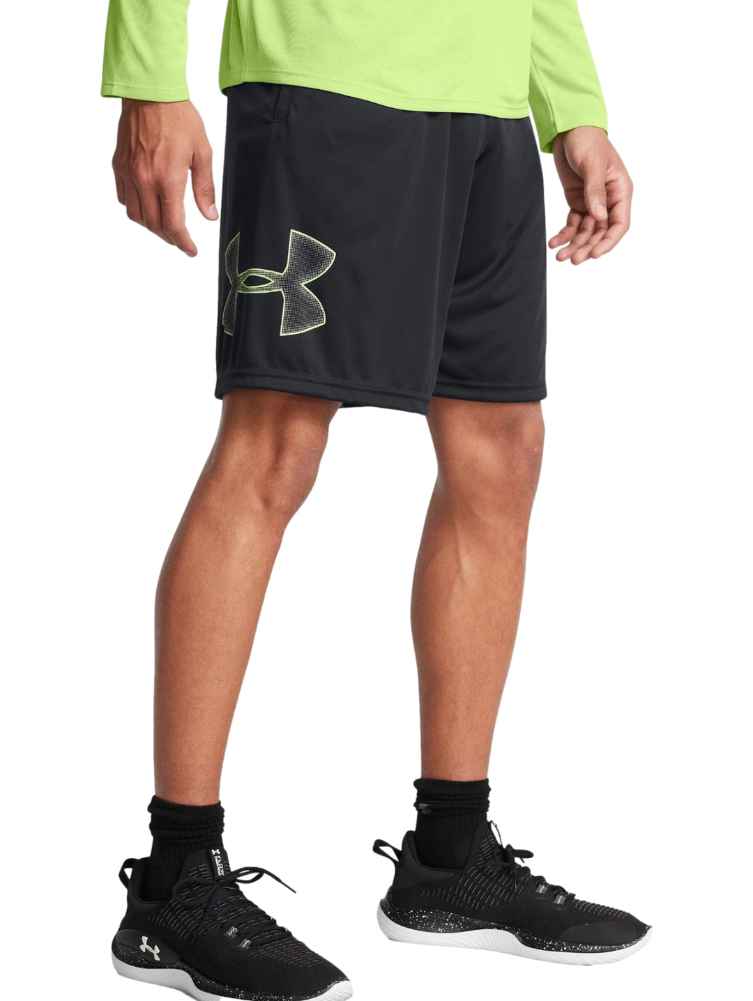 Shorts deportivos negros de Under Armour con logo gráfico en el costado.