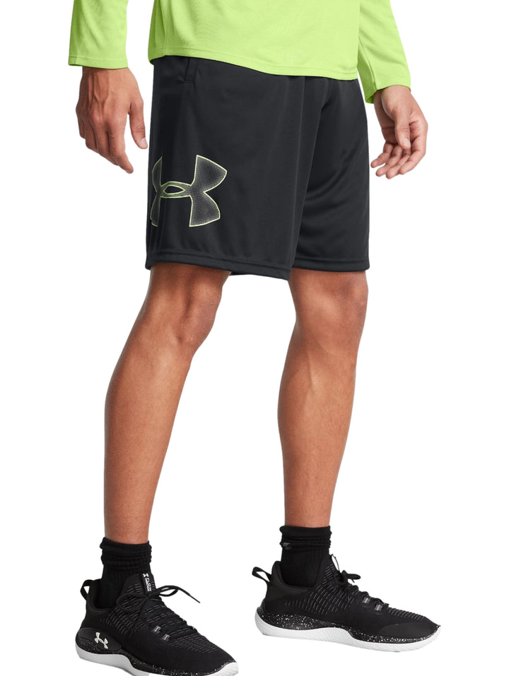 Shorts deportivos negros de Under Armour con logo gráfico en el costado.