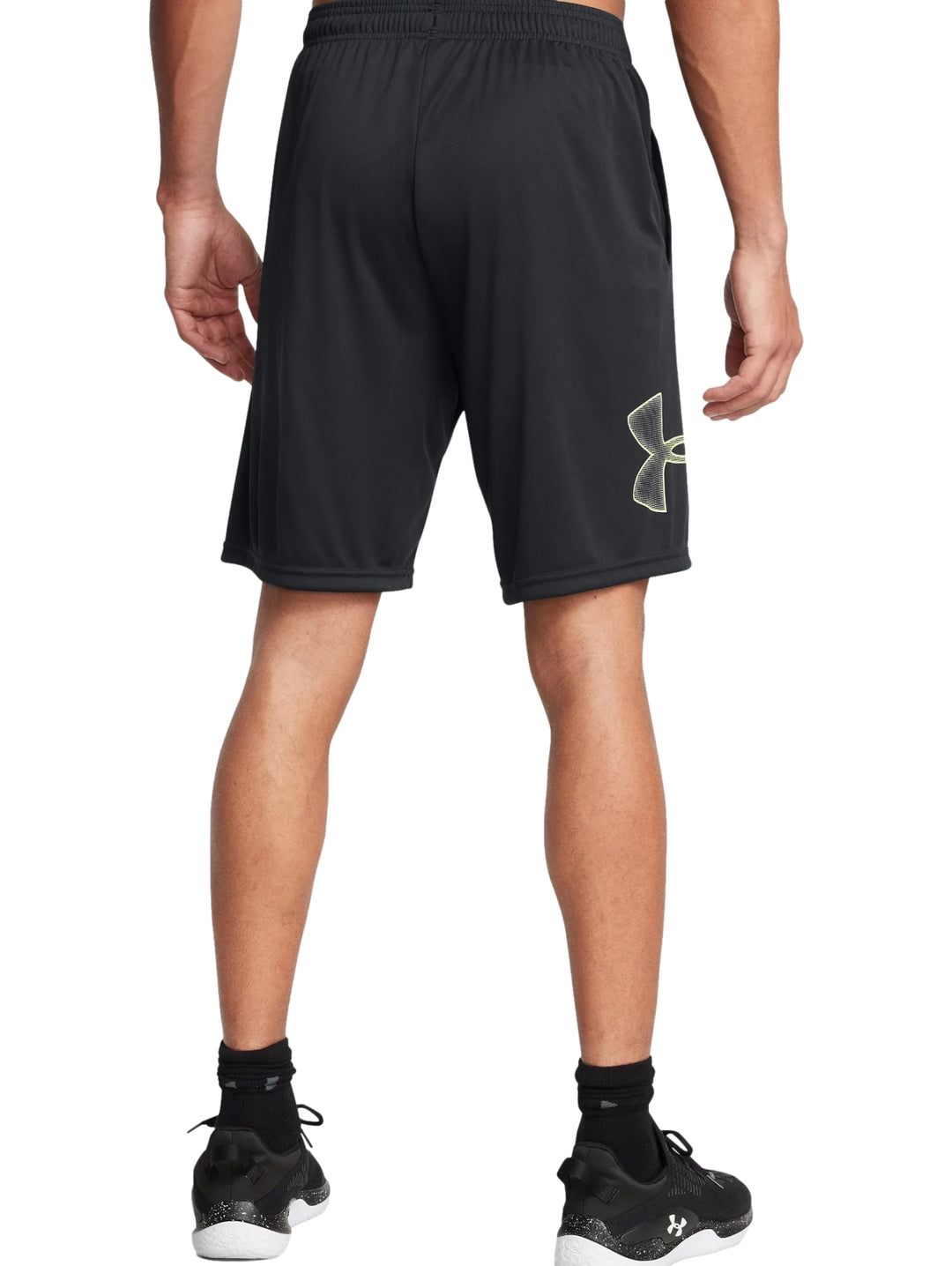 Shorts deportivos negros de Under Armour con logo gráfico en el costado.