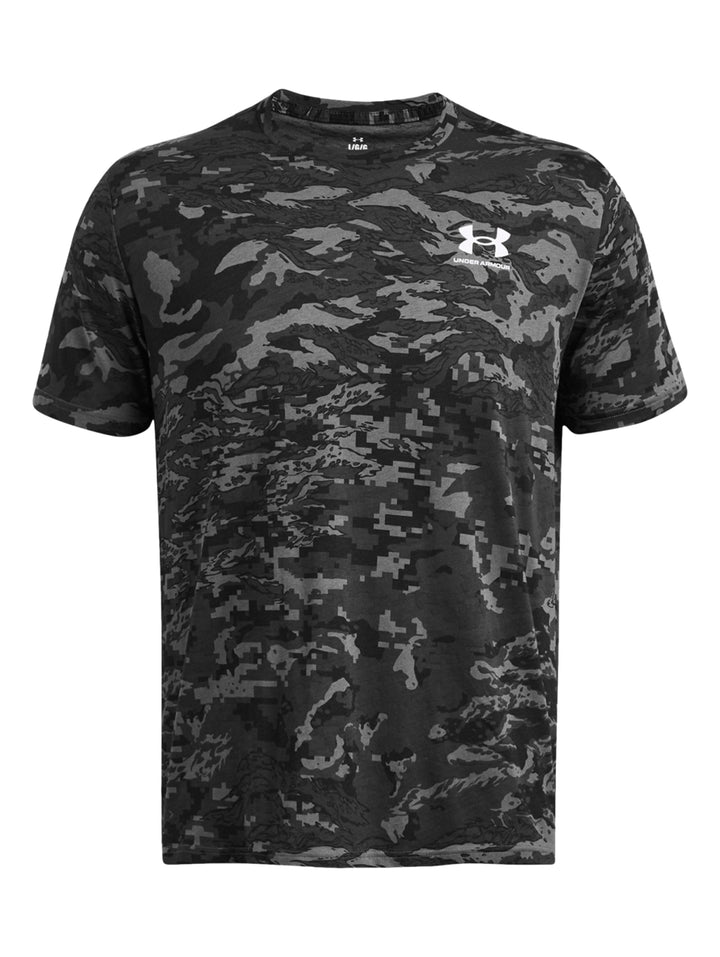 Hombre vistiendo camiseta deportiva Under Armour con estampado de camuflaje en tonos gris y negro.