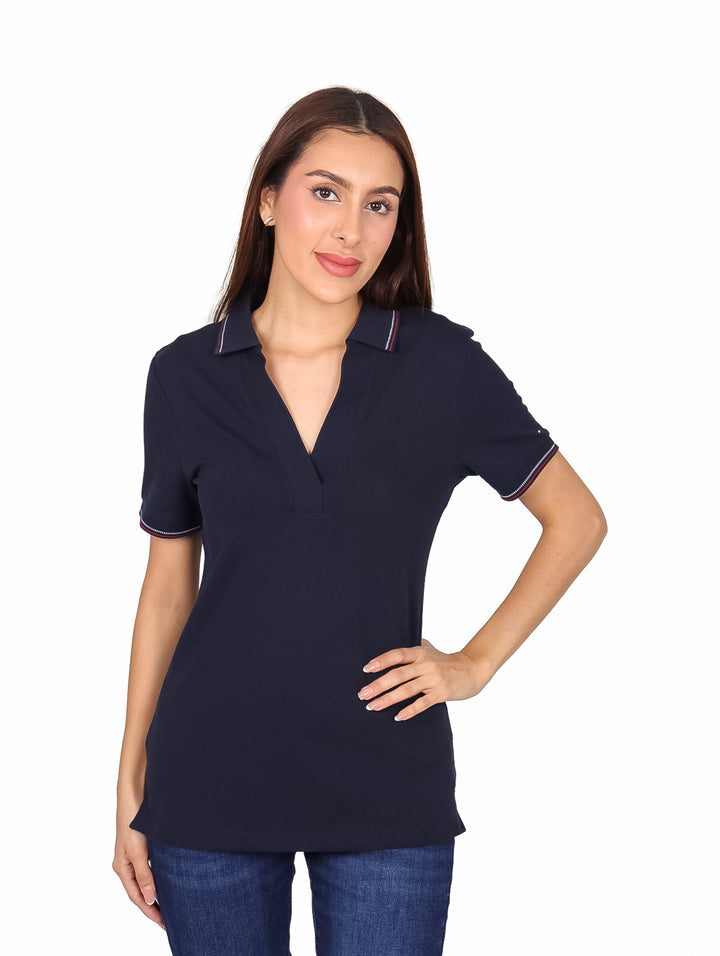 Camiseta polo Tommy Hilfiger color azul marino para mujer con cuello en V y detalles en los bordes.