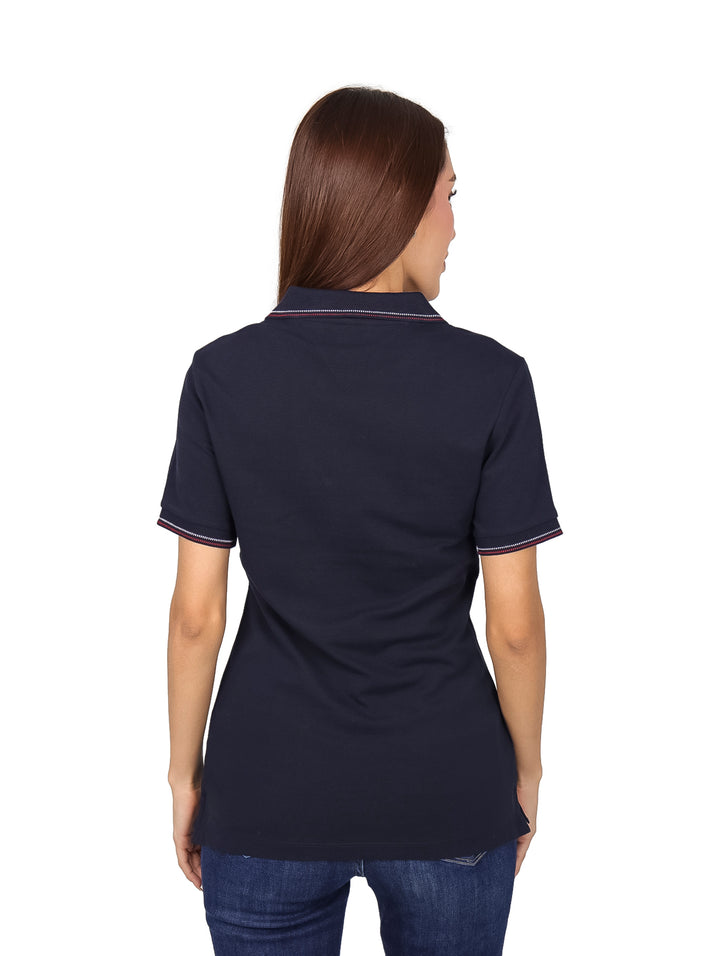 Camiseta polo Tommy Hilfiger color azul marino para mujer con cuello en V y detalles en los bordes.