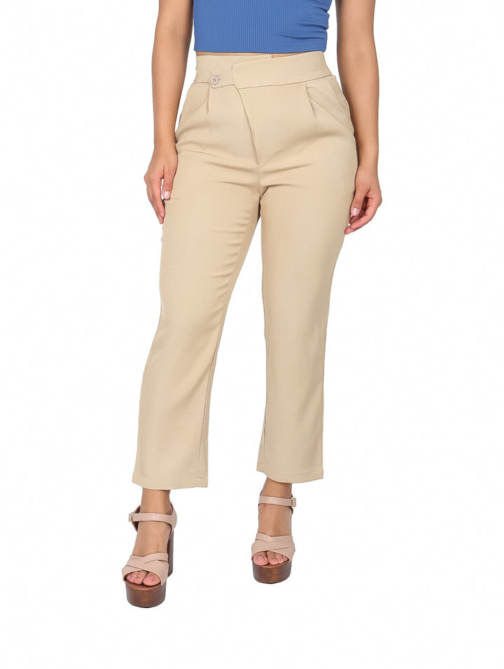 Pantalón beige de talle alto con pinzas y botón frontal, corte recto.