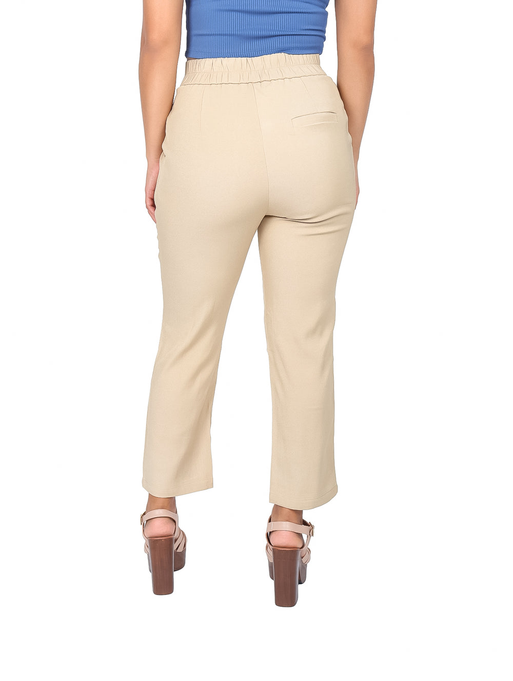 Pantalón beige de talle alto con pinzas y botón frontal, corte recto.