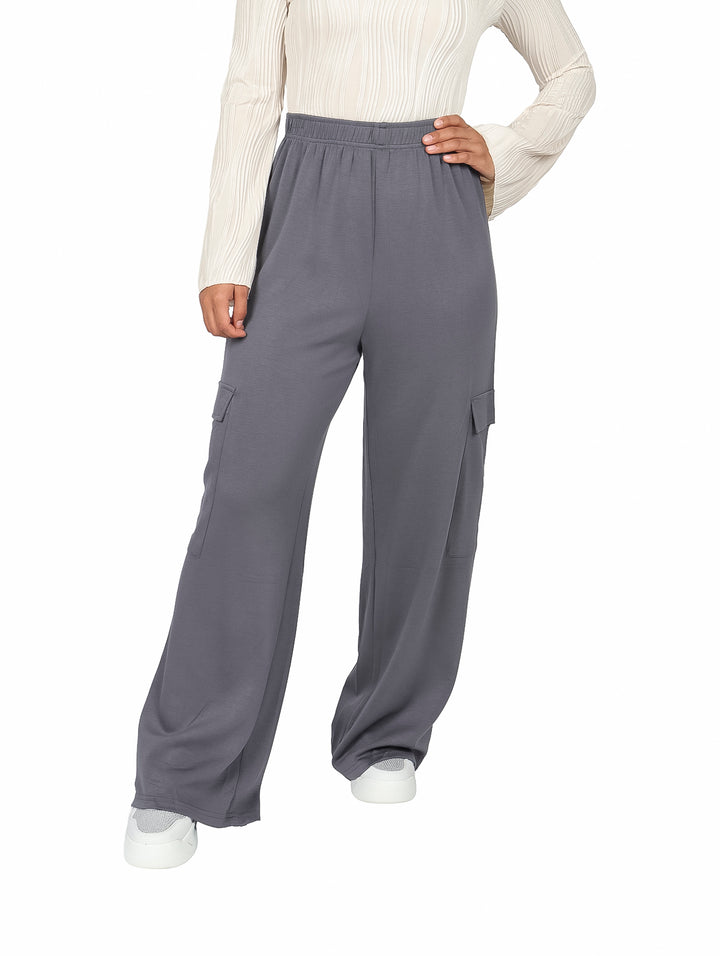 Pantalones cargo color gris de pierna ancha y cintura elástica.
