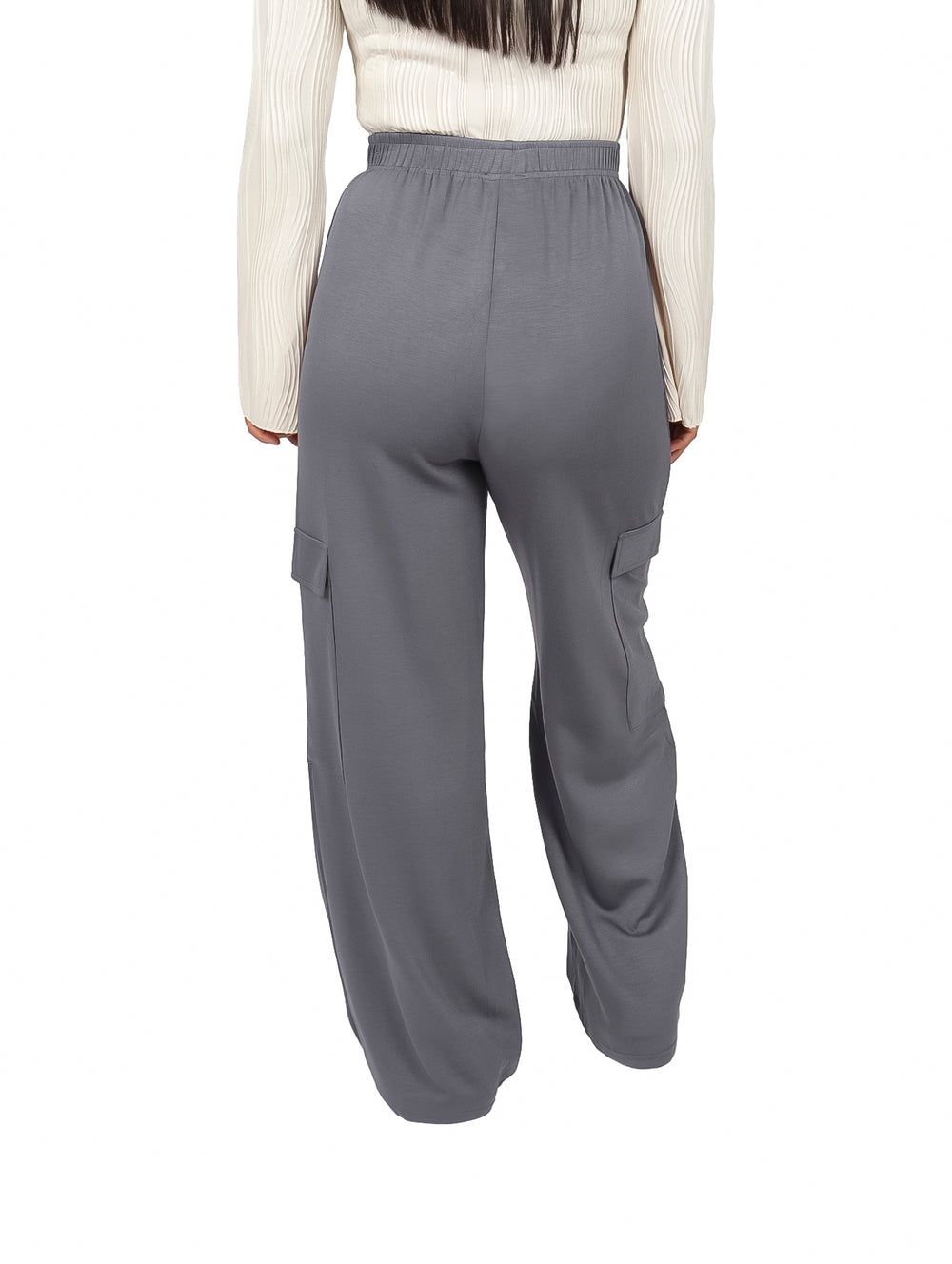 Pantalones cargo color gris de pierna ancha y cintura elástica.