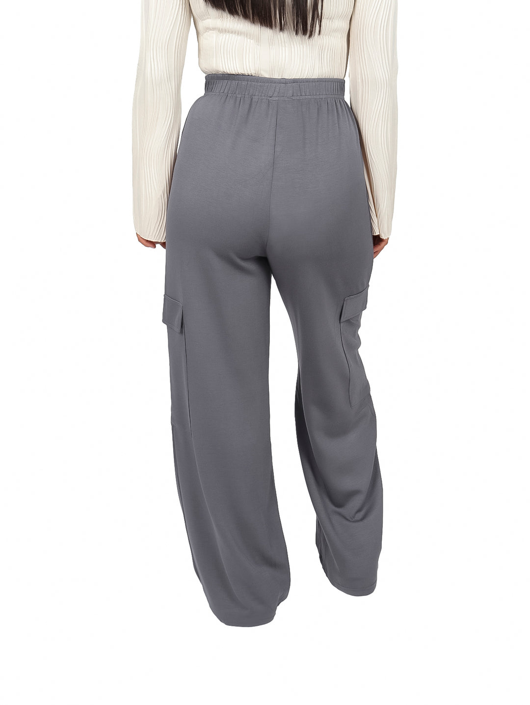 Pantalones cargo color gris de pierna ancha y cintura elástica.