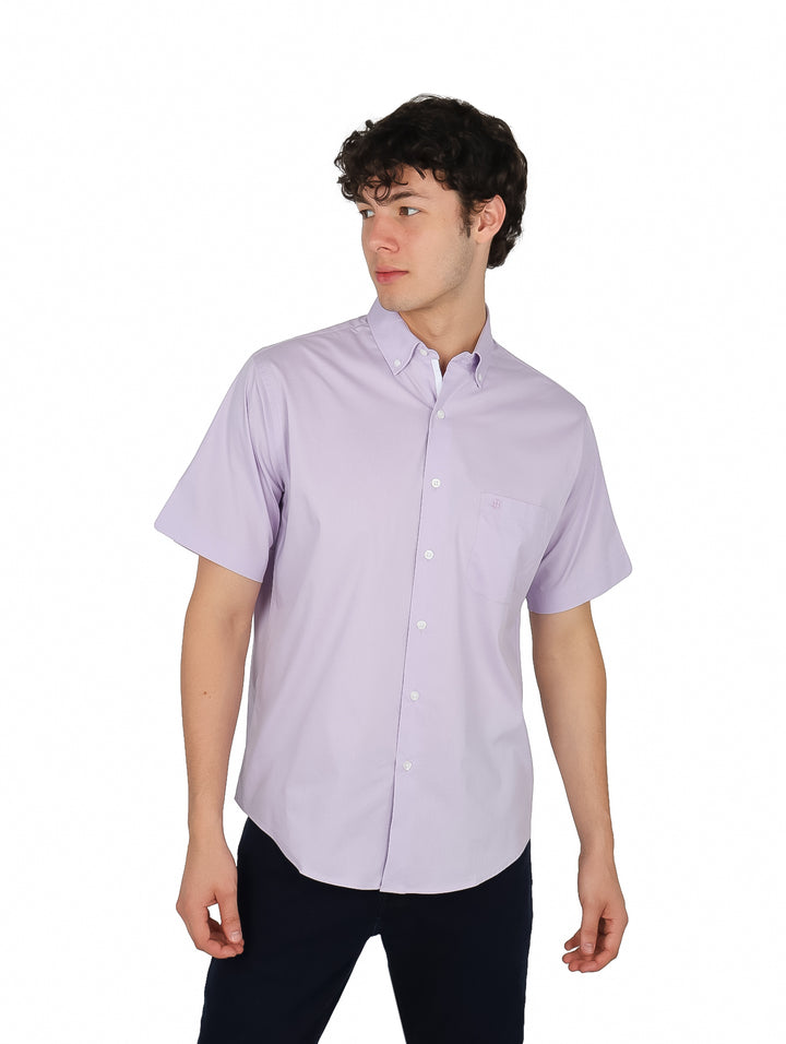 Hombre vistiendo una camisa de manga corta color lila con cuello y botones.