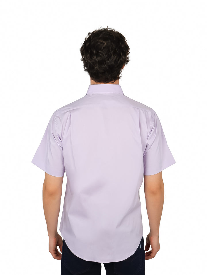 Hombre vistiendo una camisa de manga corta color lila con cuello y botones.