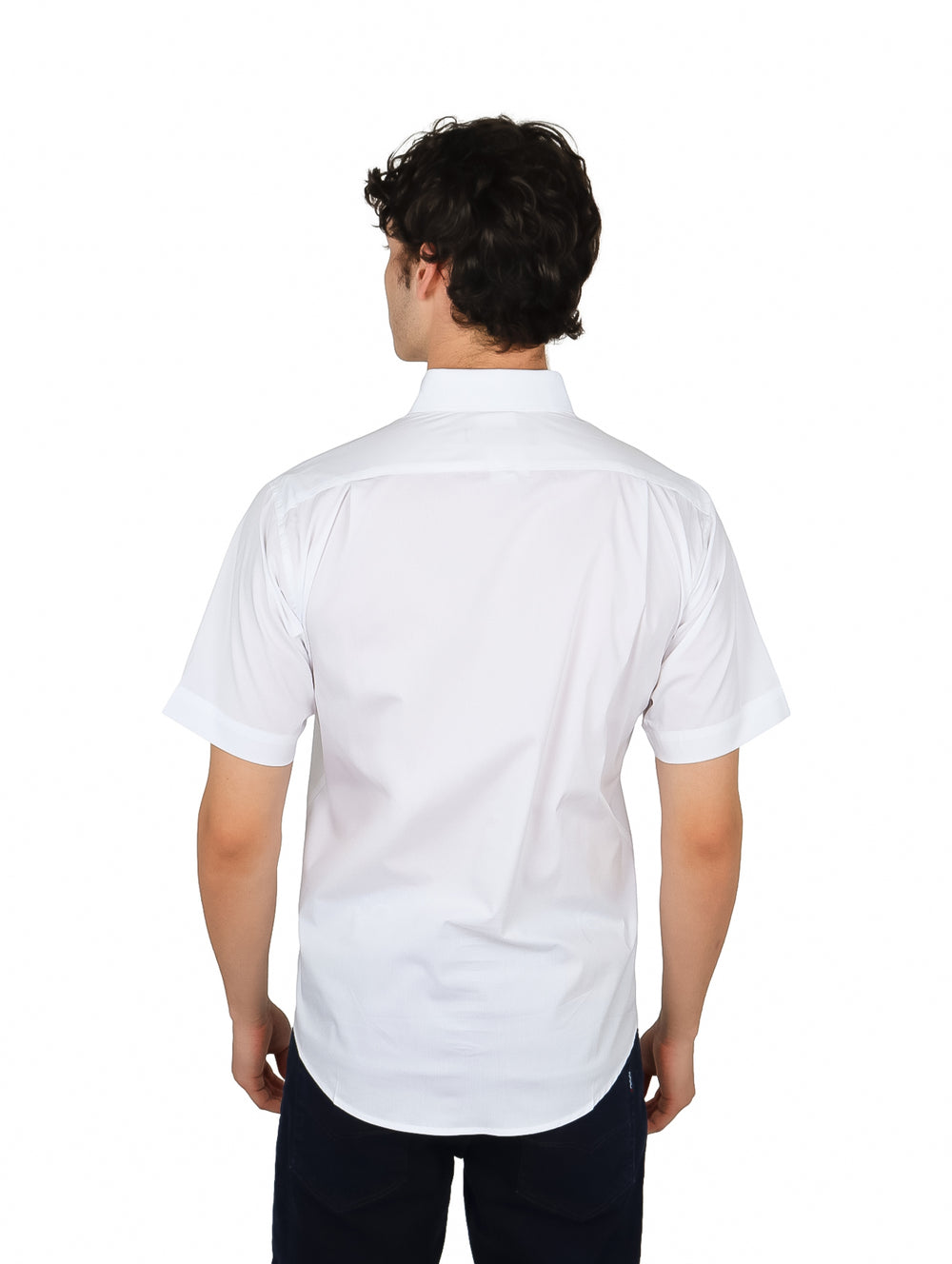 Hombre vistiendo una camisa blanca de manga corta con cuello y un bolsillo en el pecho.