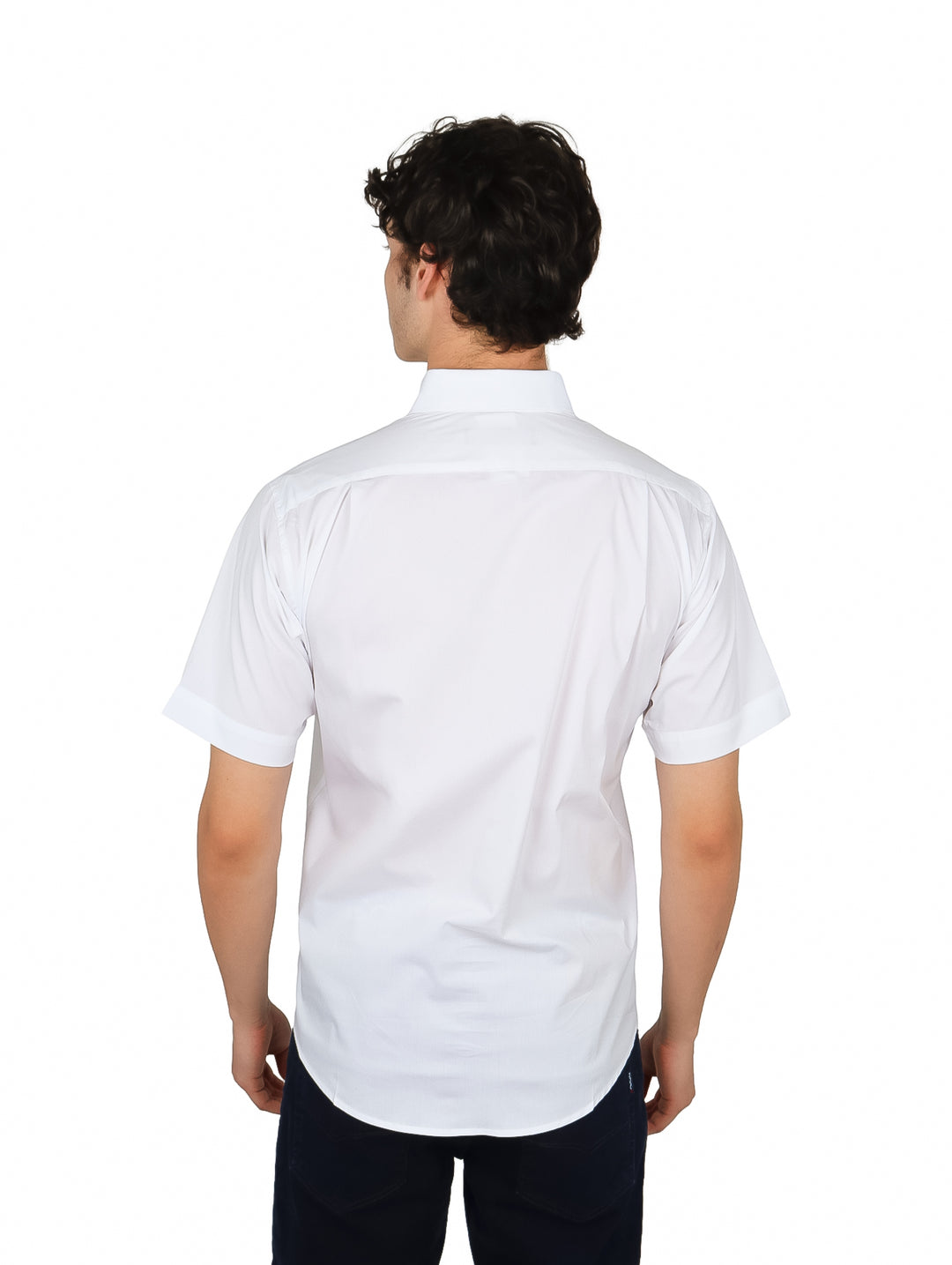 Hombre vistiendo una camisa blanca de manga corta con cuello y un bolsillo en el pecho.