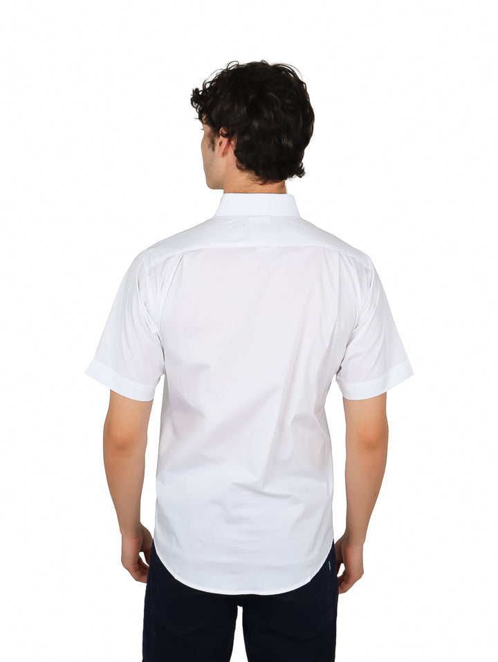 Hombre vistiendo una camisa blanca de manga corta con cuello y un bolsillo en el pecho.