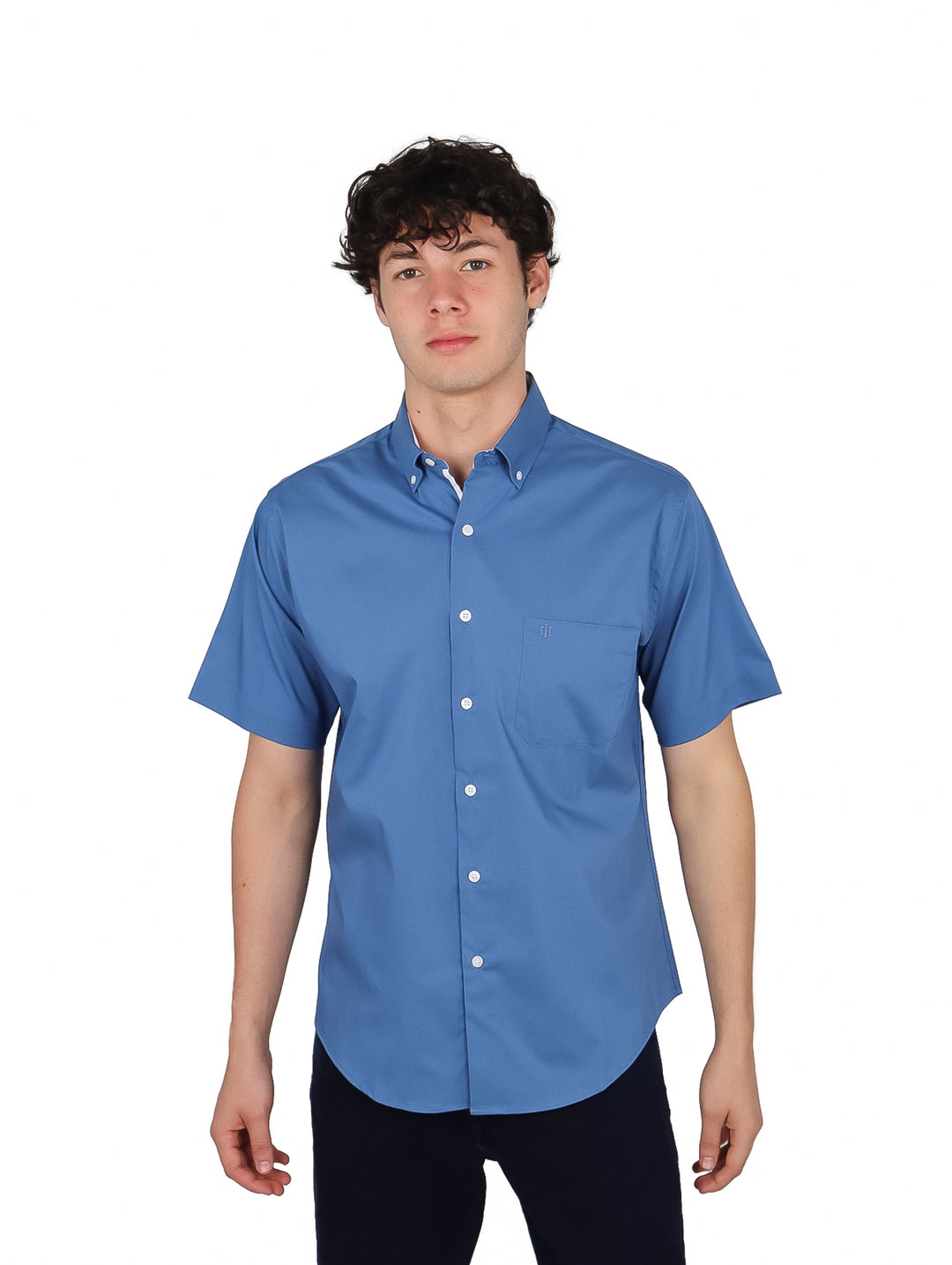 Hombre vistiendo una camisa de manga corta color azul pizarra con botones y bolsillo frontal.