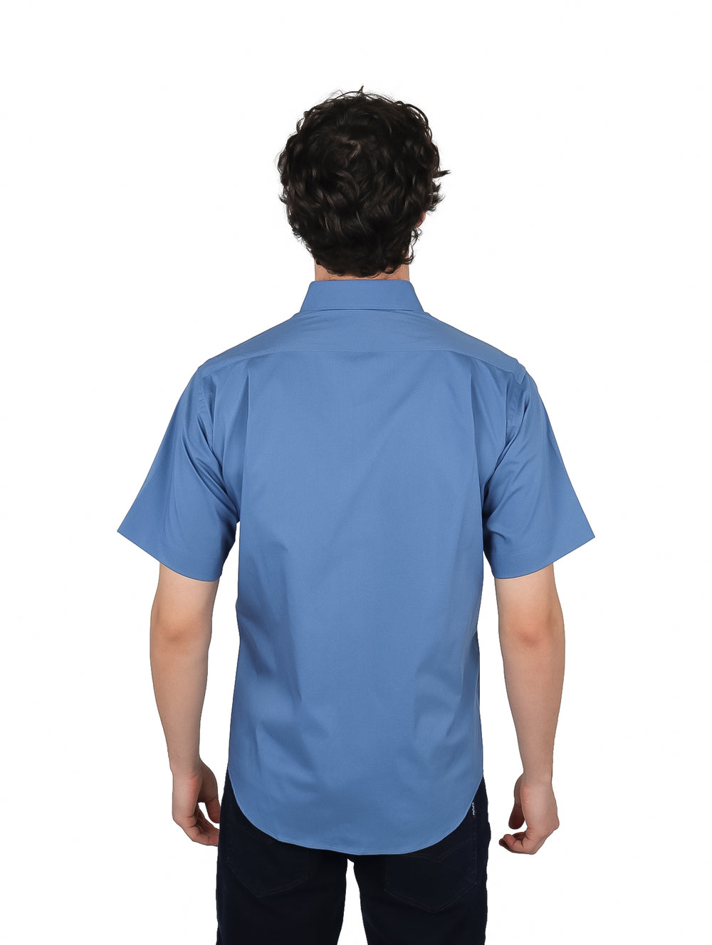 Hombre vistiendo una camisa de manga corta color azul pizarra con botones y bolsillo frontal.
