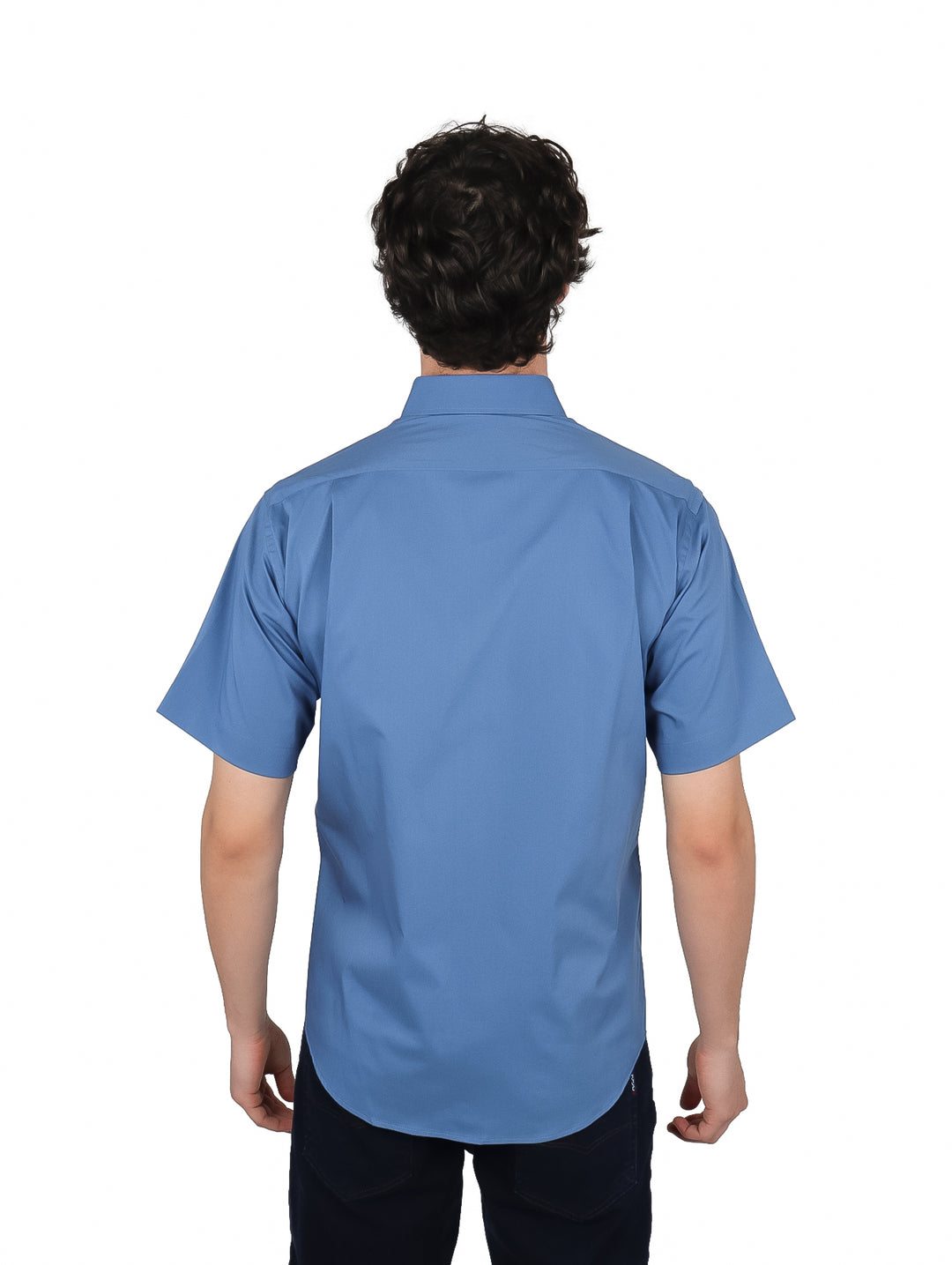 Hombre vistiendo una camisa de manga corta color azul pizarra con botones y bolsillo frontal.