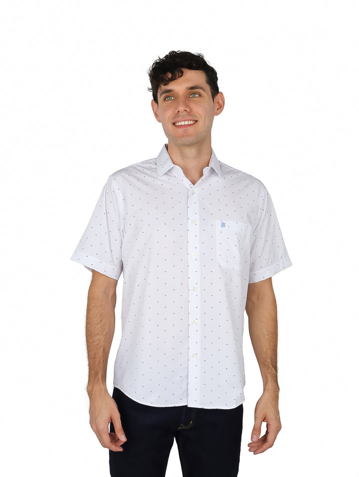 Hombre vistiendo camisa blanca de manga corta con estampado de puntos pequeños.