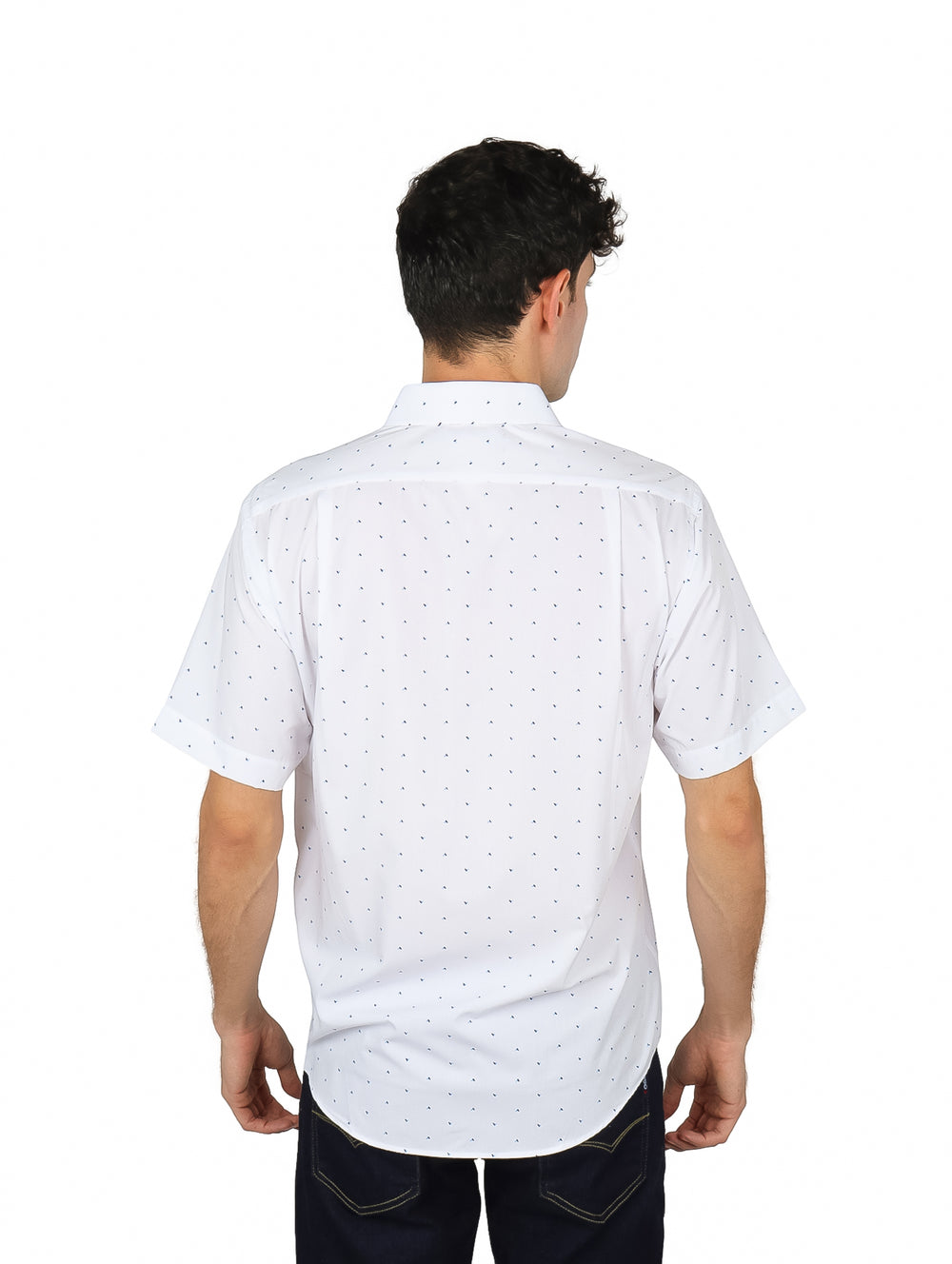 Hombre vistiendo camisa blanca de manga corta con estampado de puntos pequeños.