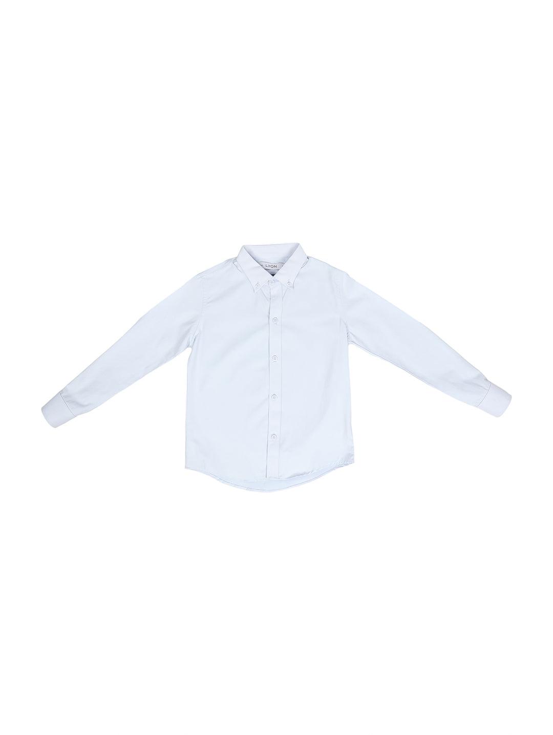 Camisa de manga larga color cielo para niño con cuello y botones frontales.