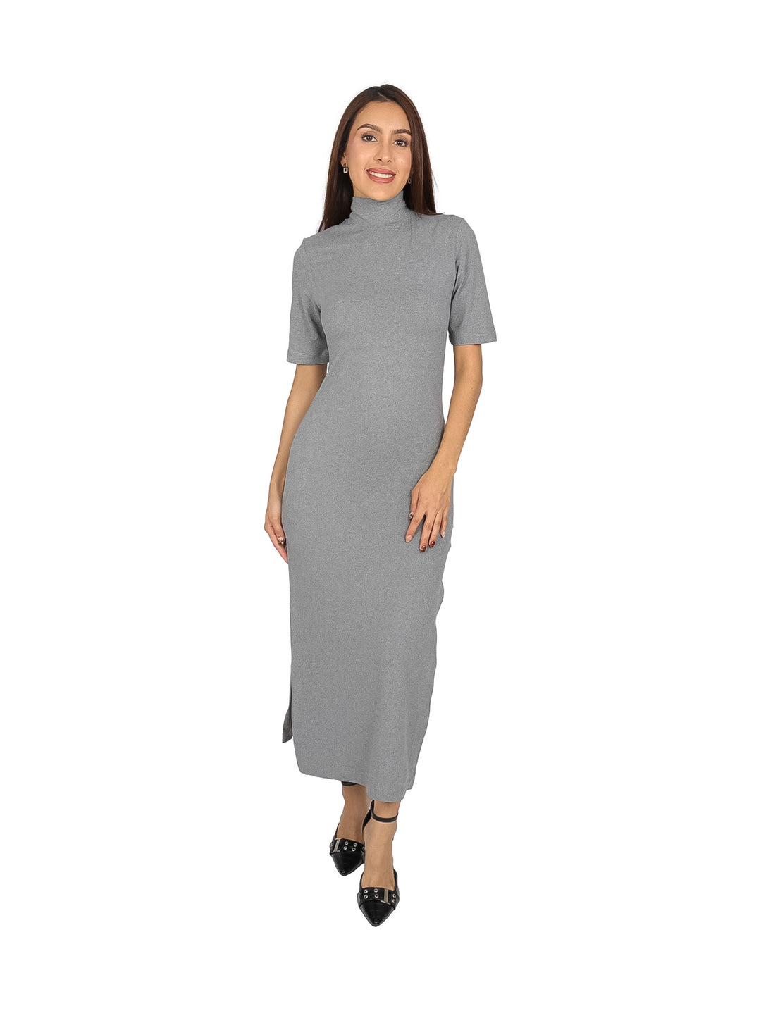 Mujer vistiendo un vestido largo ajustado de color gris con cuello alto y mangas tres cuartos.