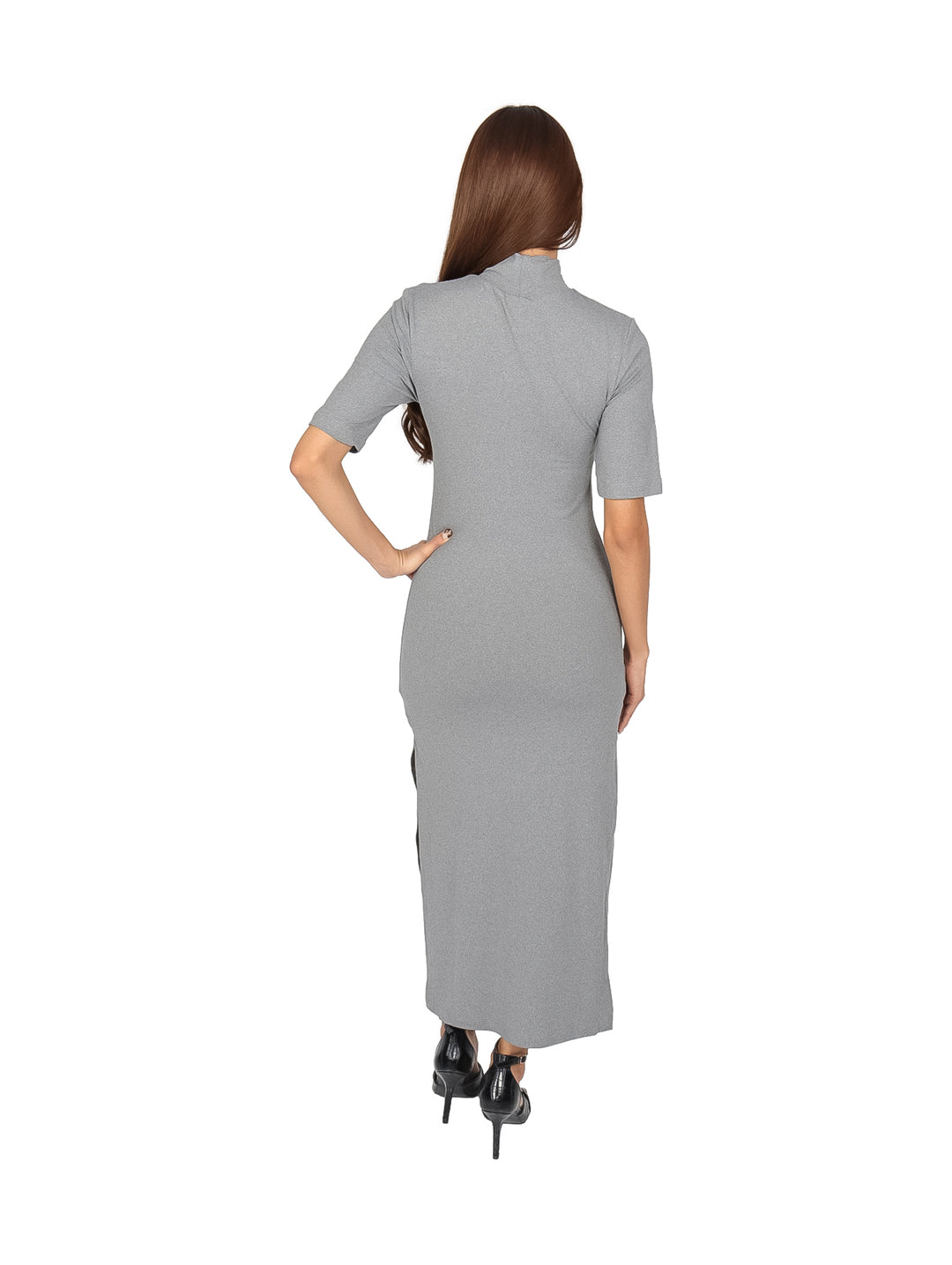 Mujer vistiendo un vestido largo ajustado de color gris con cuello alto y mangas tres cuartos.