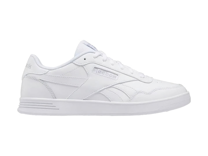 Tenis Reebok Court Advance en color blanco total con agujetas y suela blanca.