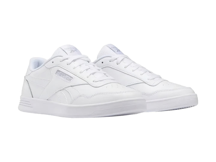 Tenis Reebok Court Advance en color blanco total con agujetas y suela blanca.
