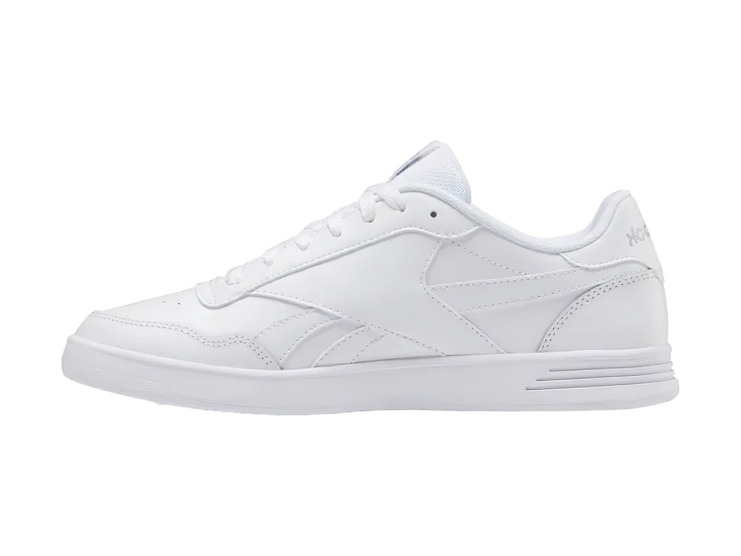 Tenis Reebok Court Advance en color blanco total con agujetas y suela blanca.