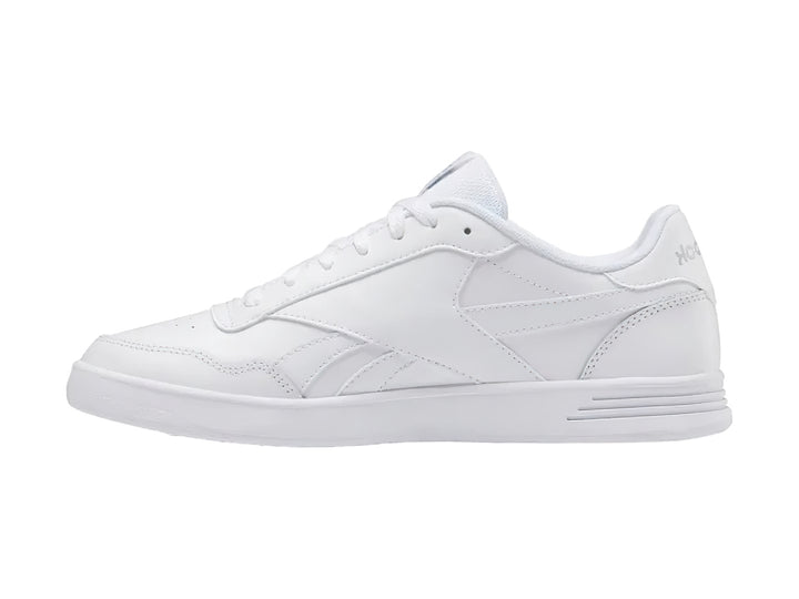 Tenis Reebok Court Advance en color blanco total con agujetas y suela blanca.