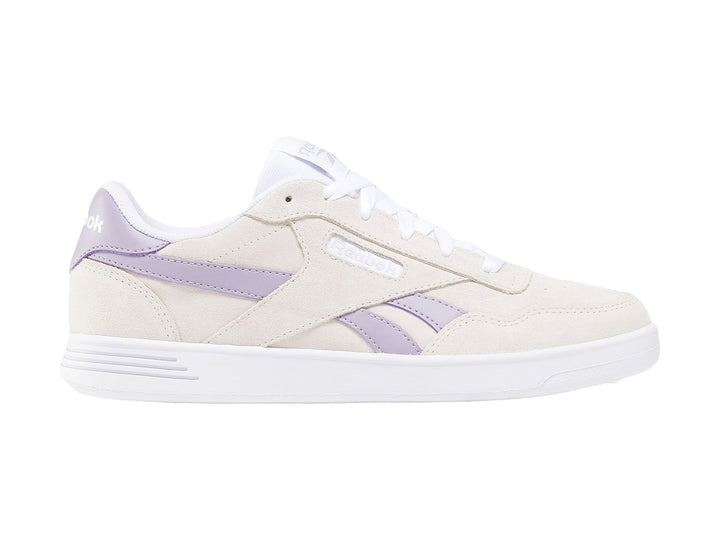 Tenis Reebok Court Advance color gris con detalles en lila y suela blanca.