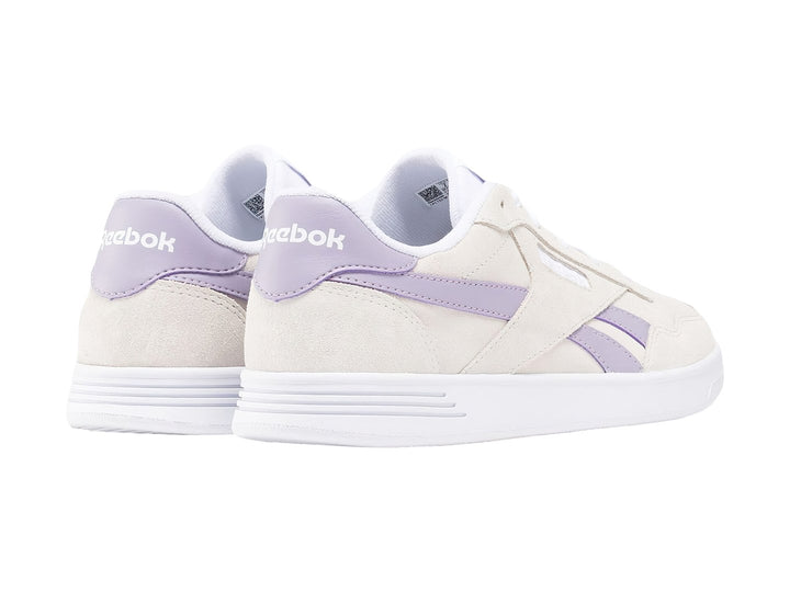Tenis Reebok Court Advance color gris con detalles en lila y suela blanca.