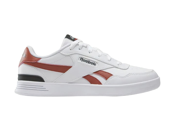 Tenis Reebok blancos con detalles en color terracota y negro, diseño deportivo de corte bajo.