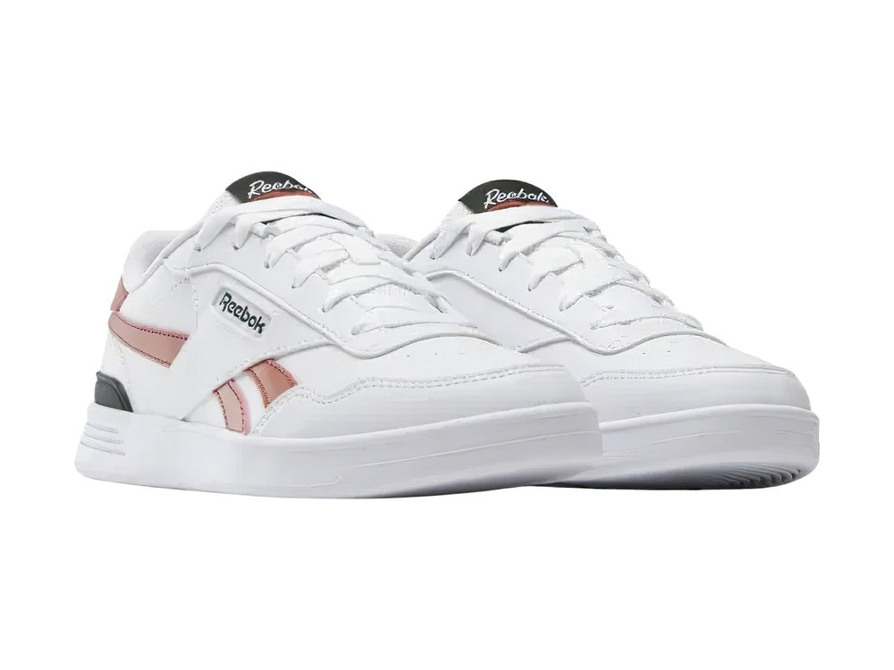 Tenis Reebok blancos con detalles en color terracota y negro, diseño deportivo de corte bajo.