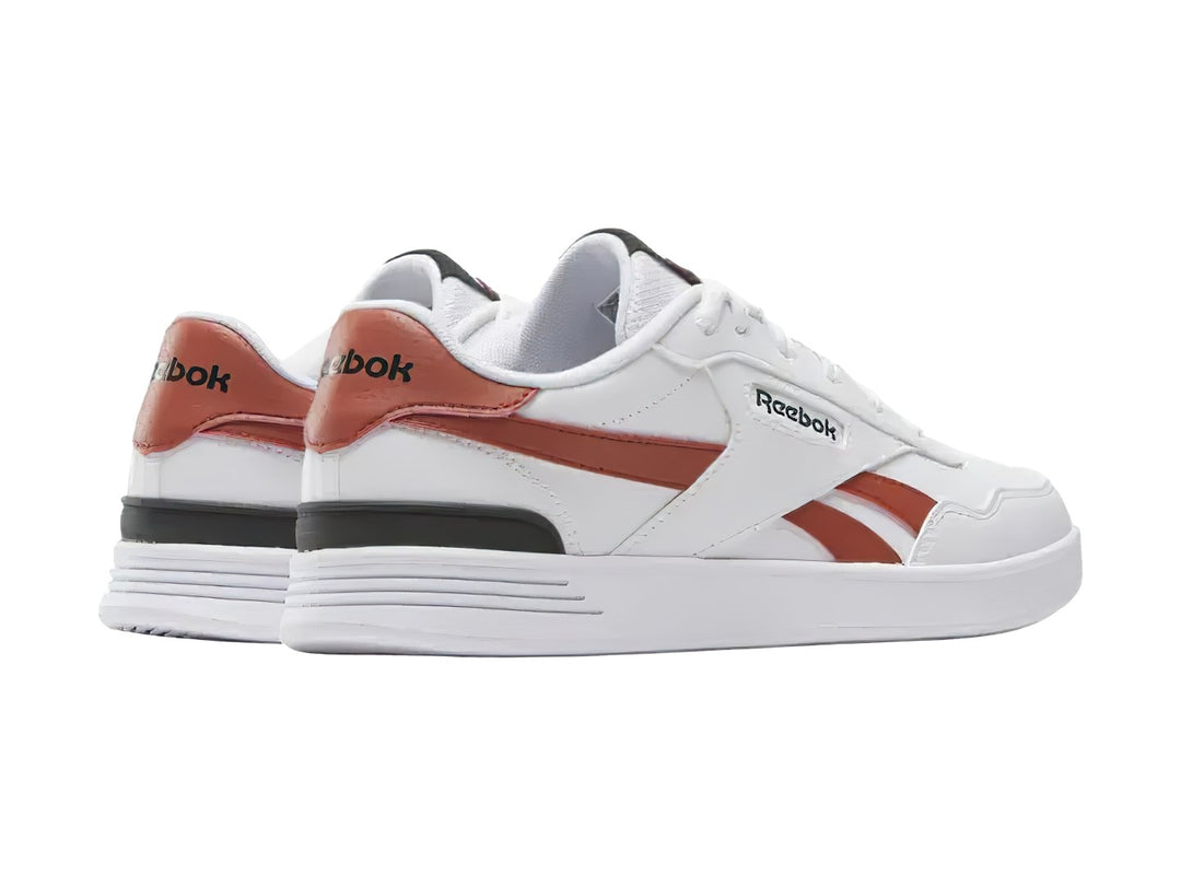 Tenis Reebok blancos con detalles en color terracota y negro, diseño deportivo de corte bajo.