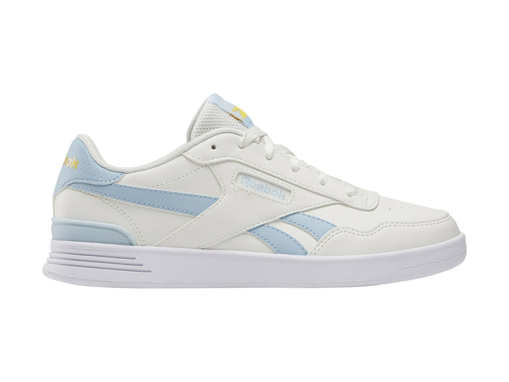 Tenis Reebok blancos con detalles en azul claro y suela blanca, vista lateral.