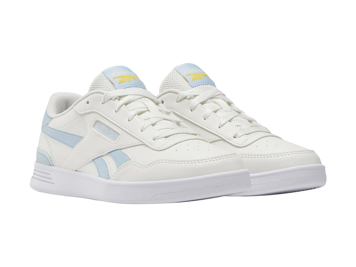 Tenis Reebok blancos con detalles en azul claro y suela blanca, vista lateral.