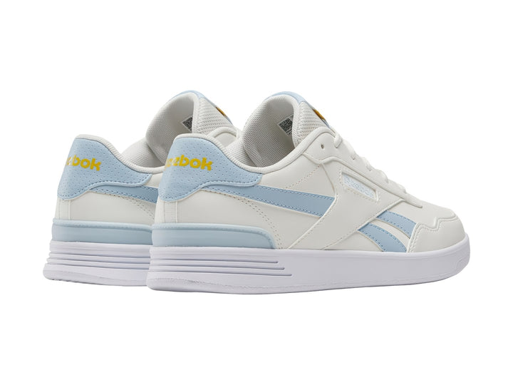 Tenis Reebok blancos con detalles en azul claro y suela blanca, vista lateral.
