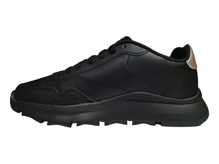 Tenis Reebok color negro con detalles en dorado y suela gruesa dentada.