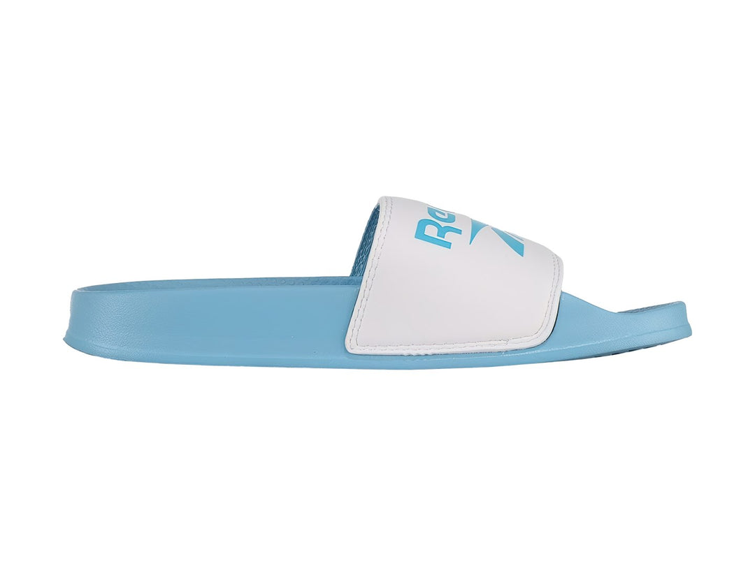 Sandalia slide Reebok en colores blanco y azul claro con suela plana.