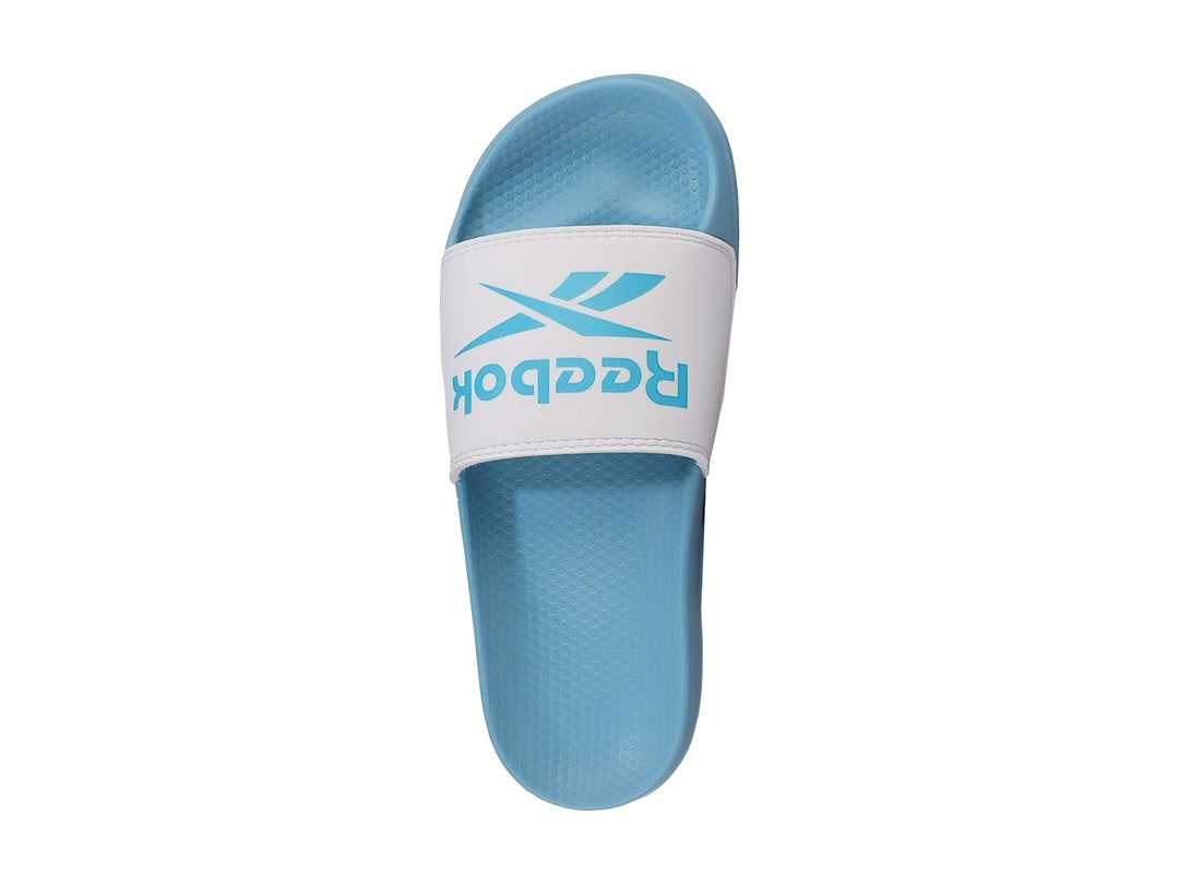 Sandalia slide Reebok en colores blanco y azul claro con suela plana.