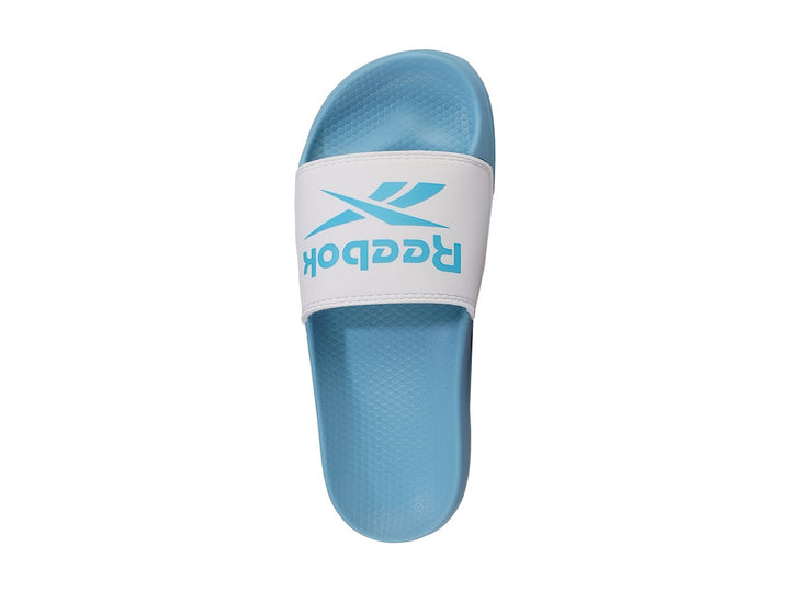 Sandalia slide Reebok en colores blanco y azul claro con suela plana.