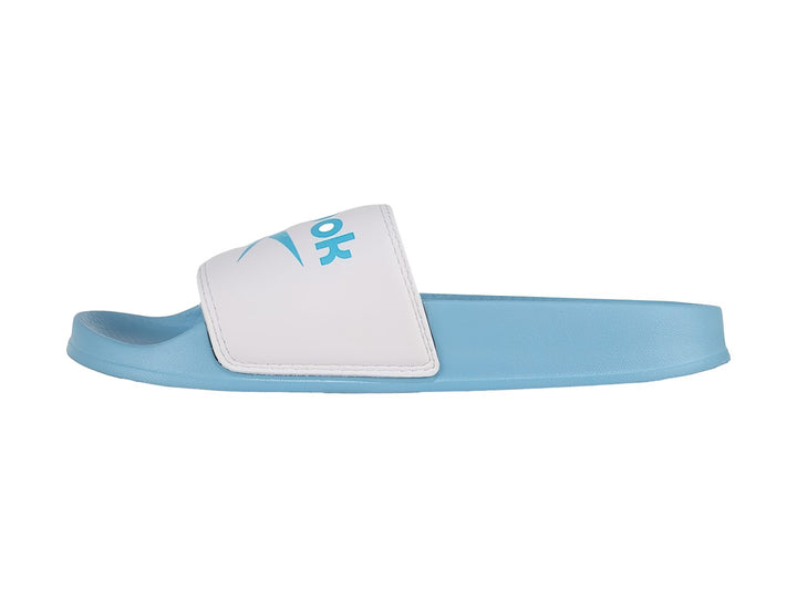 Sandalia slide Reebok en colores blanco y azul claro con suela plana.