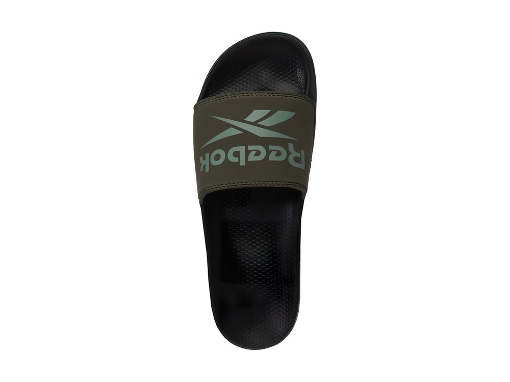 Sandalia Reebok modelo Fulgere Slide en color negro con banda superior verde oliva y logotipo frontal.