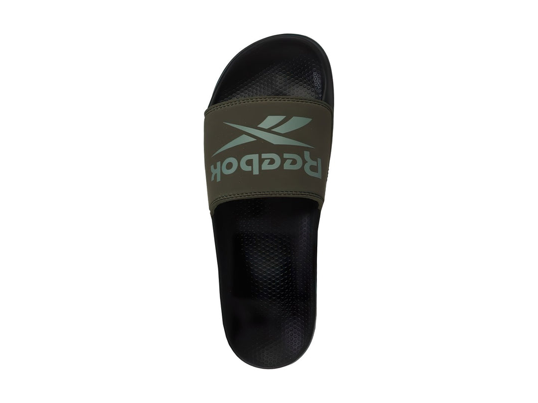 Sandalia Reebok modelo Fulgere Slide en color negro con banda superior verde oliva y logotipo frontal.