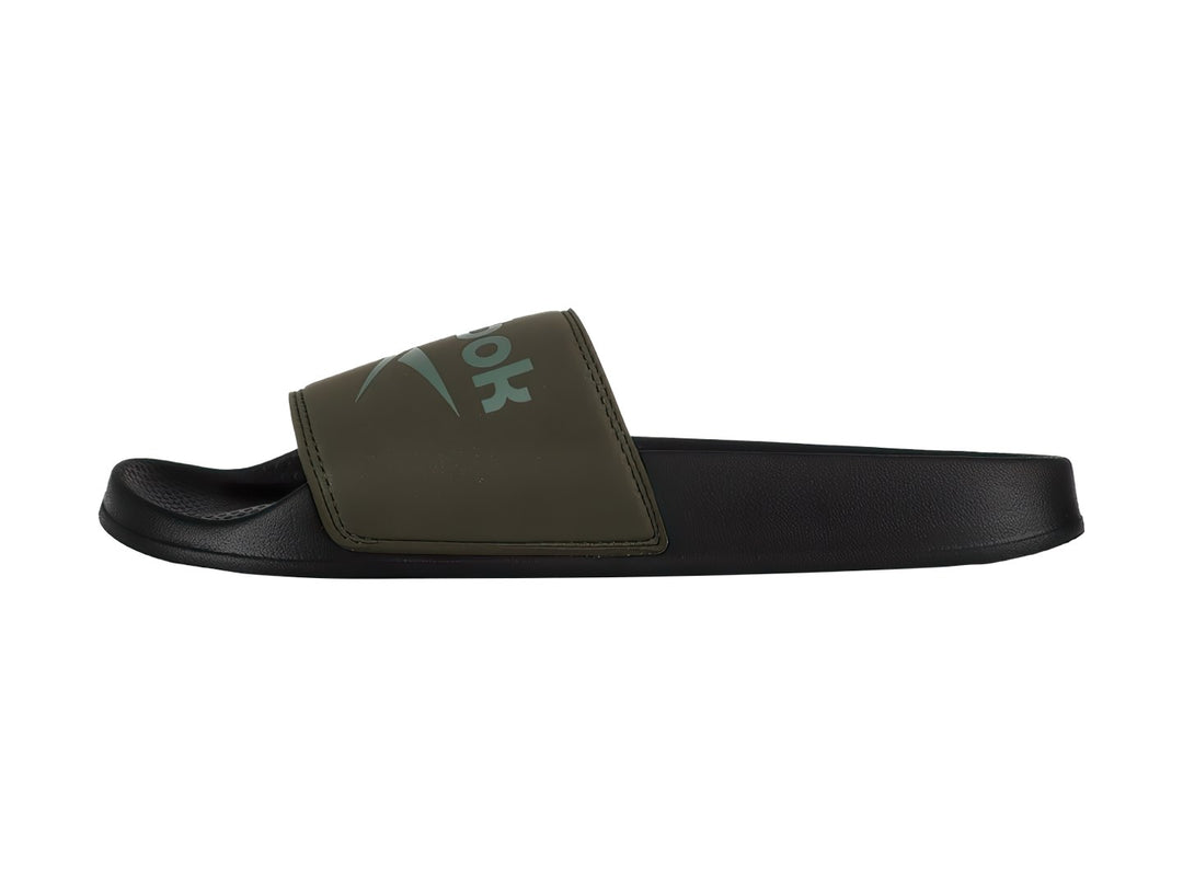 Sandalia Reebok modelo Fulgere Slide en color negro con banda superior verde oliva y logotipo frontal.