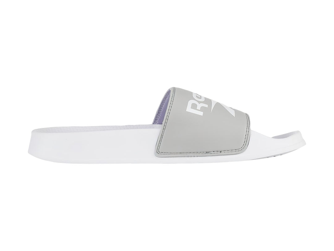 Sandalia deslizable Reebok en color gris y blanco con logotipo frontal.