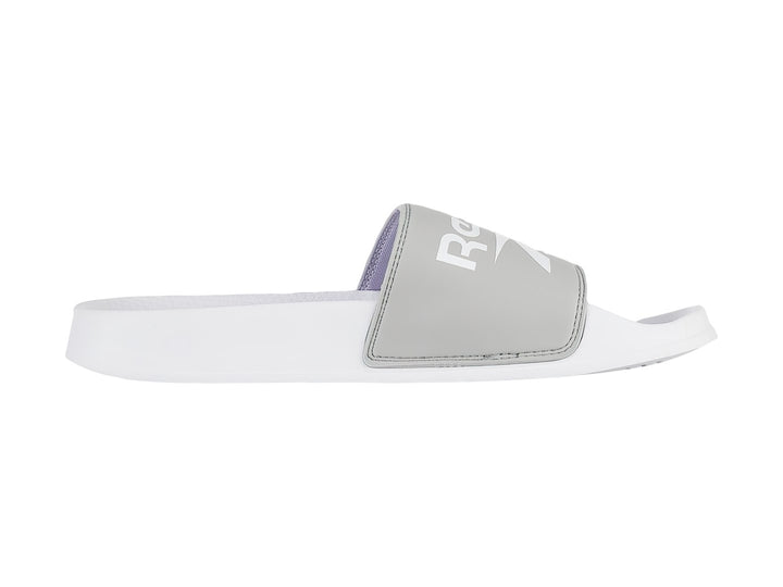 Sandalia deslizable Reebok en color gris y blanco con logotipo frontal.